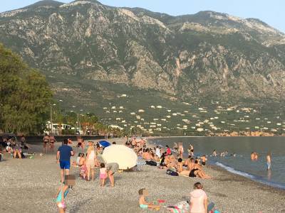 Καλαμάτα: Απολύτως καλοκαιρινό σκηνικό σήμερα στην Παραλία, που γέμισε κόσμο (φωτογραφίες)