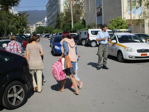 Δημοτικός αστυνομικός έβαλε τάξη στο χάος 