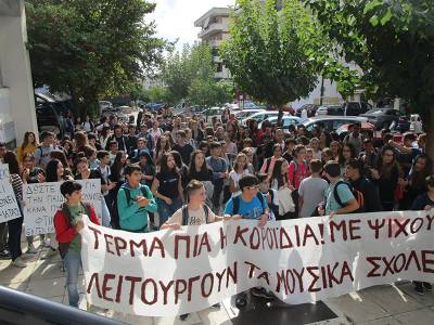 Πορεία μαθητών του Μουσικού Σχολείου Καλαμάτας για τους καθηγητές που λείπουν 