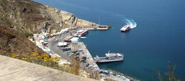 Πλοίο με 47 επιβάτες προσέκρουσε στο λιμάνι της Θήρας
