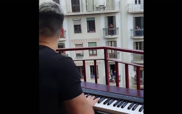 Βαρκελώνη: Η μίνι συναυλία σε μπαλκόνι που έκανε μία ολόκληρη γειτονιά να χειροκροτεί (Βίντεο)