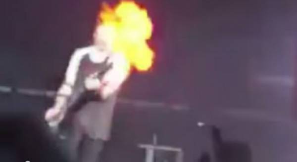 Βίντεο: Τραγουδιστής πήρε φωτιά κατά τη διάρκεια συναυλίας