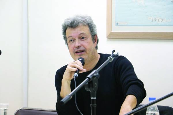 Πέτρος Τατσόπουλος: «Οσο κι αν εκβιάζω τον εαυτό μου δεν μπορώ να αισθανθώ αισιοδοξία»