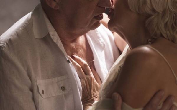 Το συχνό και ικανοποιητικό σεξ βλάπτει τους ηλικιωμένους άνδρες αλλά κάνει καλό στις γυναίκες