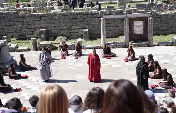 Με την παράσταση «Τρωάδες» του Ευριπίδη συνεχίστηκε το 10ο Διεθνές Νεανικό Φεστιβάλ Αρχαίου Δράματος