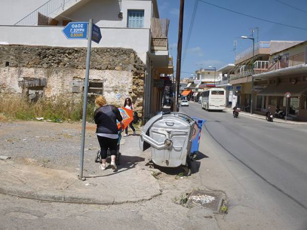 Εχθρικά για τους πεζούς τα πεζοδρόμια της Αθηνών