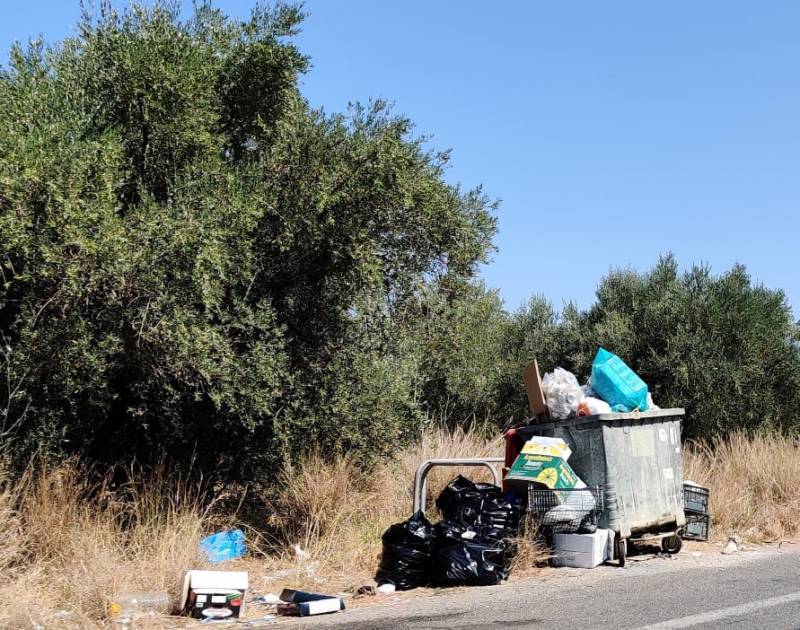 Αμάζευτα σκουπίδια στην Τριφυλία