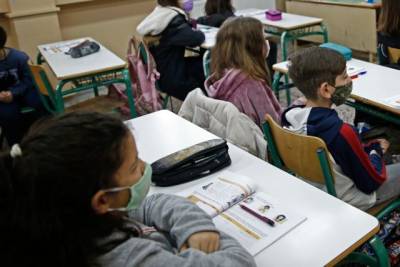 Σχολεία: Τα νέα πρωτόκολλα για τον κορονοϊό μετά το Πάσχα - Τι ισχύει με μάσκες και self test (βίντεο)