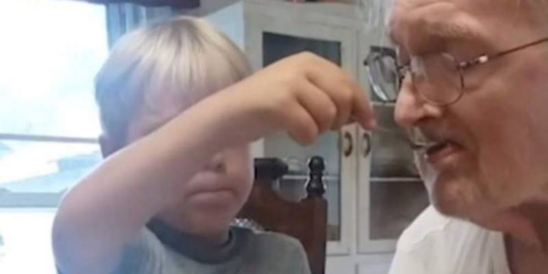 Viral: 6χρονος ταΐζει τον παππού του που πάσχει από άνοια (Βίντεο)