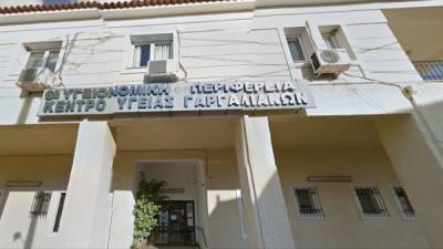 Οι πάγκοι της λαϊκής αγοράς «κρύβουν» το Κέντρο Υγείας Γαργαλιάνων