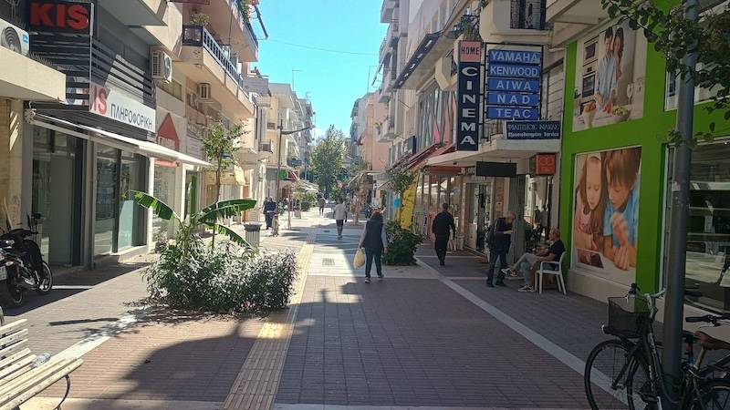 Πεζόδρομος με μηχανάκια