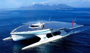 Στο λιμάνι της Κορίνθου έδεσε το μεγαλύτερο σκάφος στον κόσμο που κινείται με ηλιακή ενέργεια