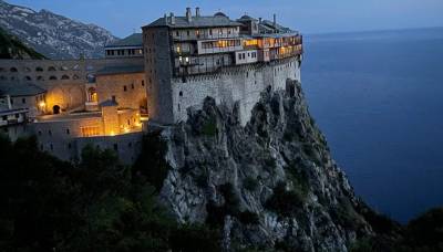 Συνελήφθη Ρουμάνος μοναχός του Αγίου Όρους - Κατηγορείται ότι ξυλοκόπησε άλλο μοναχό