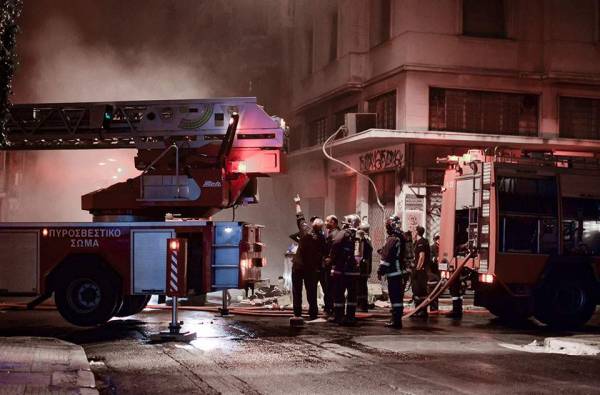 Πυρκαγιά σε διαμέρισμα στο κέντρο της Αθήνας (βίντεο)