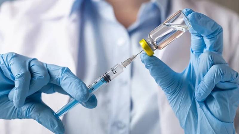 Covid-19: Μπροστά στις αναζωπυρώσεις της πανδημίας, ο κόσμος στρέφεται προς τον υποχρεωτικό εμβολιασμό