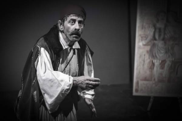 Ο Θοδωρής Προκοπίου στην «Ε» για τον «Θεόφιλο»: «Η παράσταση είναι ένα μικρό μάθημα ιστορίας»