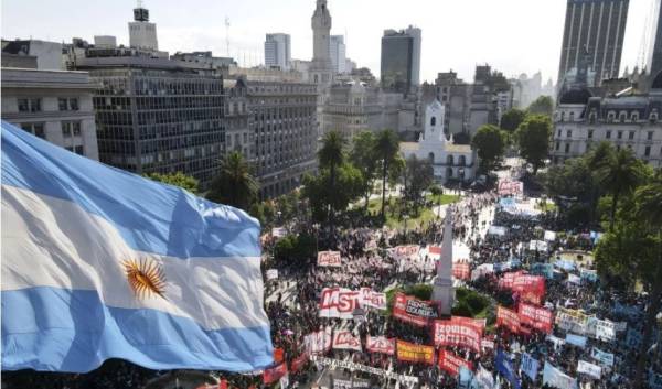 Αργεντινή: Δεκάδες χιλιάδες πολίτες βγήκαν στους δρόμους κατά της νέα συμφωνίας με το ΔΝΤ