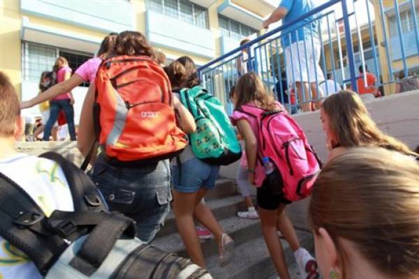 Μεταφορά μαθητών: Αποποιείται της ευθύνης για τις πληρωμές η Αλειφέρη 