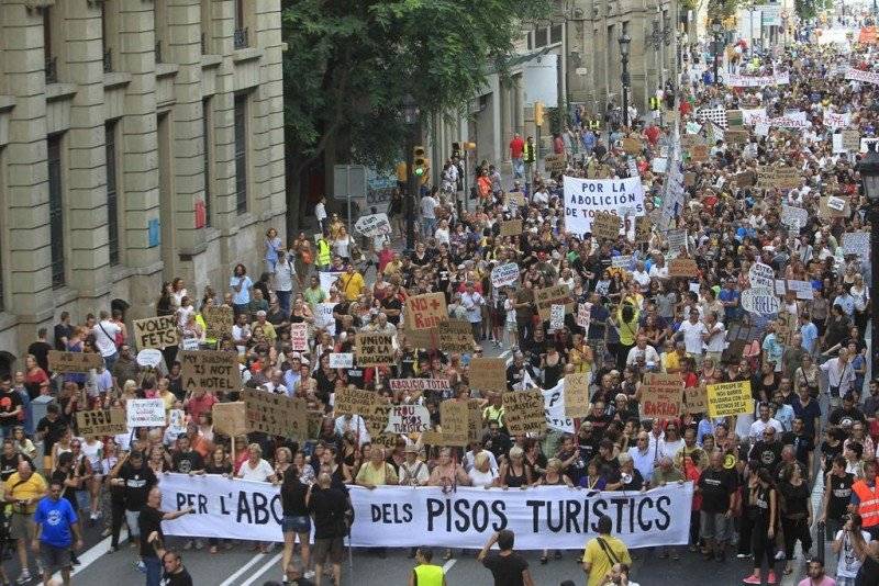 Ισπανία: «Ένας ακόμη τουρίστας, ένας λιγότερος γείτονας»: Νέες διαδηλώσεις σε ισπανικές πόλεις κατά του υπερτουρισμού