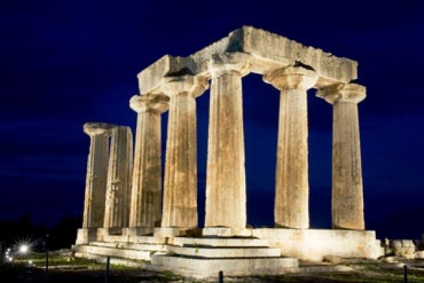Ο Παπαφωτίου για τον ηλεκτροφωτισμό του ναού Απόλλωνος στην Αρχαία Κόρινθο (φωτογραφίες)