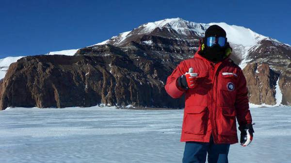 Ο Ελληνας που γύρισε με γεμάτα χέρια από την Ανταρκτική -Στην αποστολή της NASA που βρήκε 263 μετεωρίτες