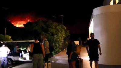 Μάχη με τις φλόγες στην Ιεράπετρα - Απομακρύνθηκαν εκατοντάδες κάτοικοι και επισκέπτες