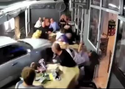 Μεθυσμένος οδηγός «μπούκαρε» με το αυτοκίνητό του σε ταβέρνα στη Θεσσαλονίκη - Τρεις τραυματίες (Βίντεο)