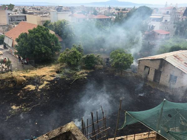 Καλαμάτα: Πυρκαγιά σε οικόπεδο με ξερά χόρτα - Τέθηκε άμεσα υπό έλεγχο (φωτο)