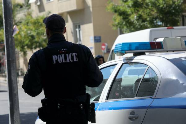 Τρεις κουκουλοφόροι λήστεψαν 35χρονη στη Γλυφάδα
