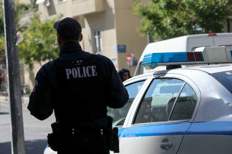 Τρεις κουκουλοφόροι λήστεψαν 35χρονη στη Γλυφάδα
