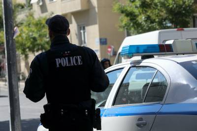 Τρεις κουκουλοφόροι λήστεψαν 35χρονη στη Γλυφάδα