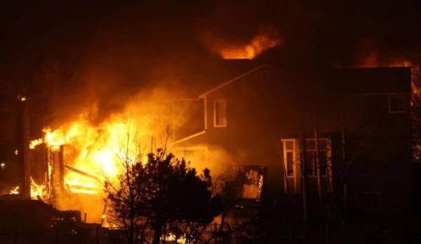 Πύρινη κόλαση στο Κολοράντο των ΗΠΑ - Οι φλόγες κατάπιαν σπίτια, ξενοδοχεία και εμπορικά (Βίντεο)
