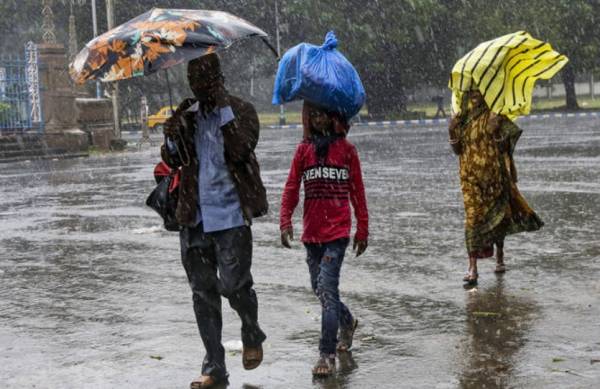 Δέκα νεκροί σε Ινδία και Μπανγκλαντές από τον κυκλώνα Μπουλμπούλ