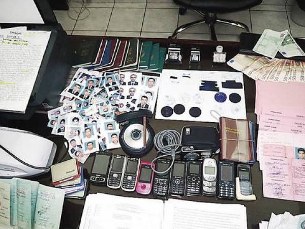 Λέσβος: 12 συλλήψεις μελών κυκλώματος που έφτιαχνε πλαστά διαβατήρια