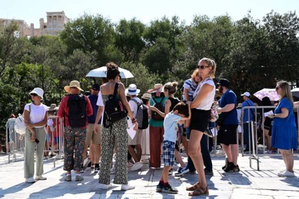 Μεγάλες ουρές τουριστών στην είσοδο της Ακρόπολης υπό αφόρητη ζέστη (βίντεο)