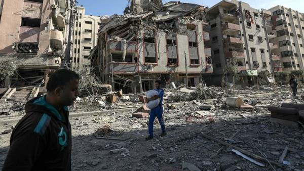 Άγριες μάχες στη Λωρίδα της Γάζας που παραμένει «κομμένη» στα δύο (βίντεο)