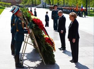 Η Μέρκελ τίμησε στη Μόσχα τη μνήμη των νεκρών του Β΄ Παγκοσμίου Πολέμου