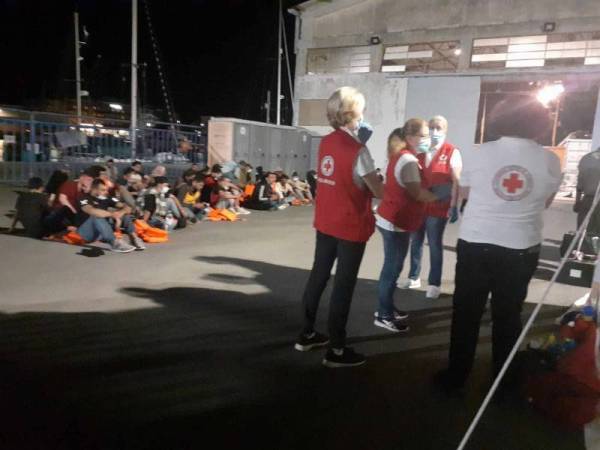 Καλαμάτα: 81 μετανάστες έφτασαν το βράδυ στο λιμάνι