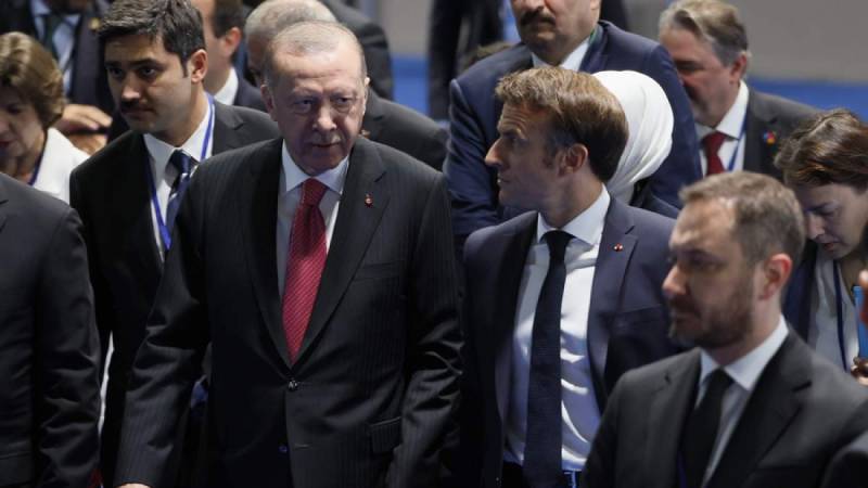 Μακρόν σε Ερντογάν: Να υπάρξει αποκλιμάκωση στην Ανατολική Μεσόγειο