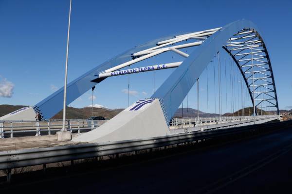 Σήμερα η παράδοση της τοξωτής γέφυρας της Τσακώνας στο &quot;Μορέα&quot; - Αύριο πιθανόν στην κυκλοφορία
