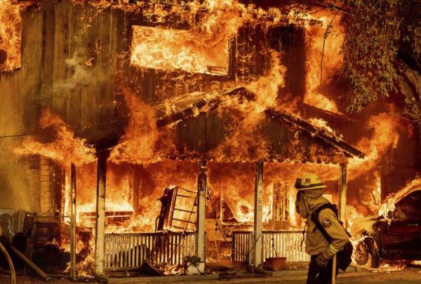 ΗΠΑ: Χειροπέδες σε πατέρα και γιο για την τεράστια πυρκαγιά στην Καλιφόρνια