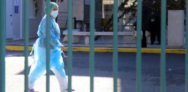 «Πολεμικές» εφημερίες στα νοσοκομεία - Ασθενείς σε φορεία με οβίδες οξυγόνου