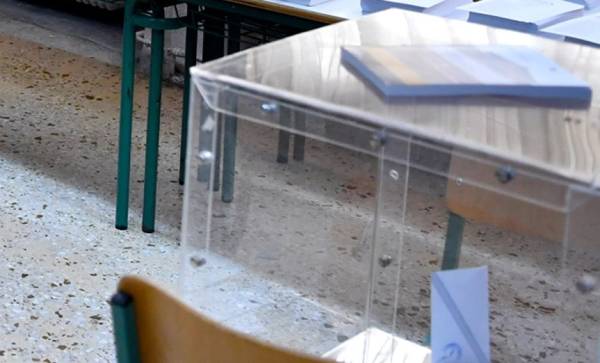 Εκλογές: Φυτοφάρμακο και συνθήματα ανάγκασαν σε μεταφορά εκλογικού τμήματος στο Μεσολόγγι (φωτο)