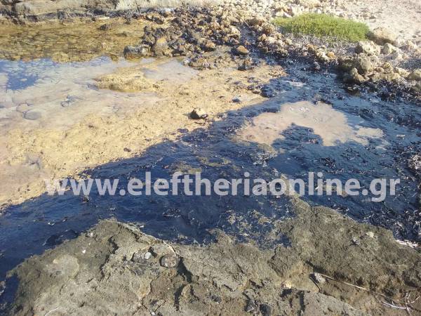 Πετρέλαιο ξέβρασε η θάλασσα στο Μάραθο (φωτογραφίες)