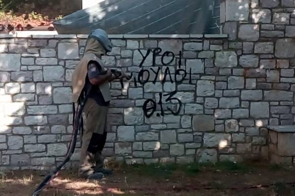 Καθαρίζουν τοίχους και ταμπέλες από γκράφιτι στην Καλαμάτα