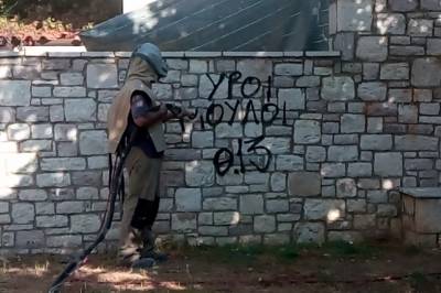 Καθαρίζουν τοίχους και ταμπέλες από γκράφιτι στην Καλαμάτα