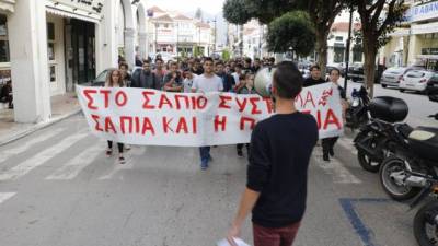 Μαθητική πορεία στο κέντρο της Καλαμάτας (βίντεο-φωτογραφίες)