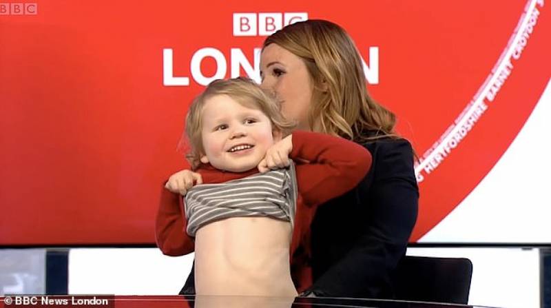 Ο 3χρονος που έγινε viral -Εδειχνε την κοιλιά του σε εκπομπή του BBC (Βίντεο)