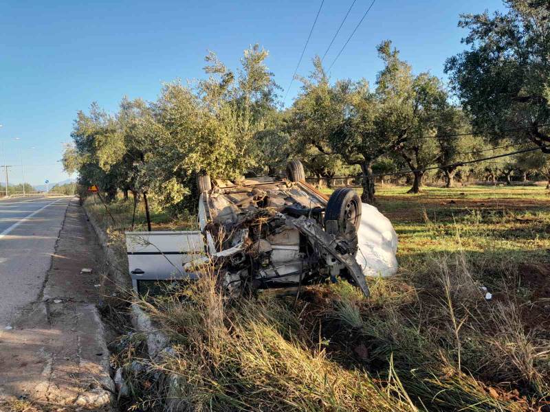 Μεσσηνία: Σφοδρή πρόσκρουση αυτοκινήτου σε δέντρο έξω από το Πλατύ