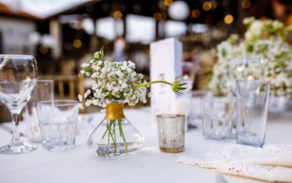 Γαμήλια πάρτι με μεζούρα τα τραπέζια, αντισηπτικά ανάμεσα στα ποτά και σειρά προτεραιότητας στην πίστα
